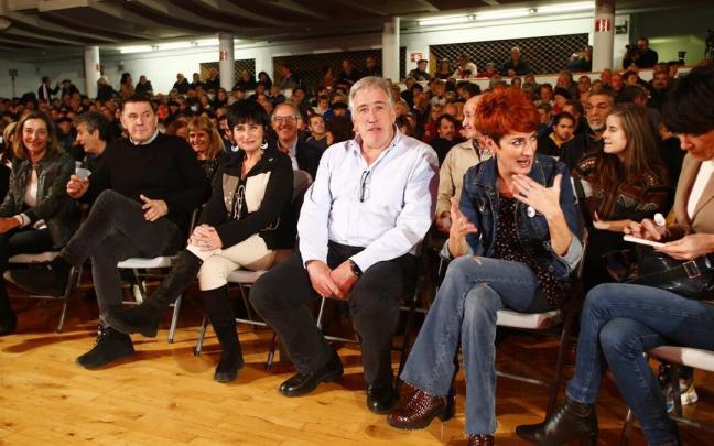 Miren Zabaleta, Arnaldo Otegi, Laura Aznal, Joseba Asiron y Bakartxo Ruiz, en la primera fila del frontón Labrit, donde se ha celebrado el acto