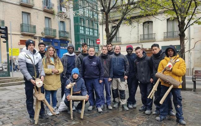 Foto de grupo de los alumnos que han realizado los renos