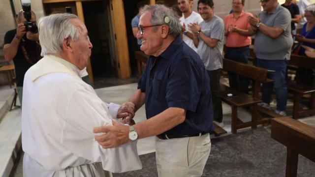 El presidente Luis Sabalza se saluda con Ángel Gogorza, capellán de Osasuna, en la Basílica de Javier. El presidente Luis Sabalza se saluda con Ángel Gogorza, capellán de Osasuna, en la Basílica de Javier.