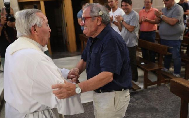 El presidente Luis Sabalza se saluda con Ángel Gogorza, capellán de Osasuna, en la Basílica de Javier. El presidente Luis Sabalza se saluda con Ángel Gogorza, capellán de Osasuna, en la Basílica de Javier.