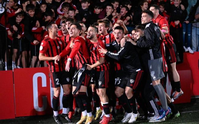 Los jugadores del Arenas celebran su clasificación para la segunda ronda de Copa tras superar al Lugo.