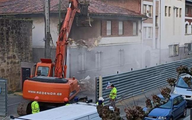 Comienza el derribo de la Nagusien Etxea de Romo Comienza el derribo de la Nagusien Etxea de Romo