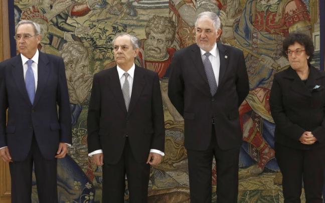 Conde-Pumpido (segundo por la derecha) y Mar&iacute;a Luisa Balaguer, durante su toma de posesi&oacute;n en el TC en 2017.