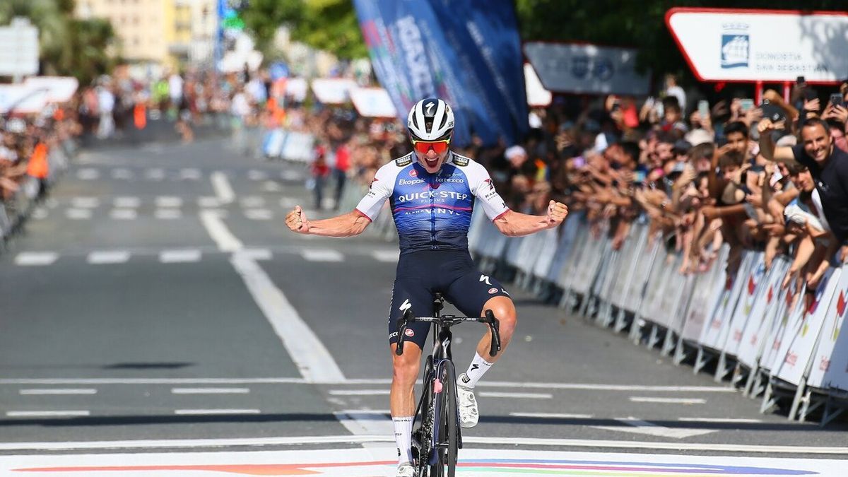 Remco Evenepoel celebra su victoria en la meta del Boulevard donostiarra
