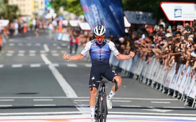 Remco Evenepoel celebra su victoria en la meta del Boulevard donostiarra