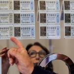 Decimos de la Loter&iacute;a de Navidad a la venta en una administraci&oacute;n.