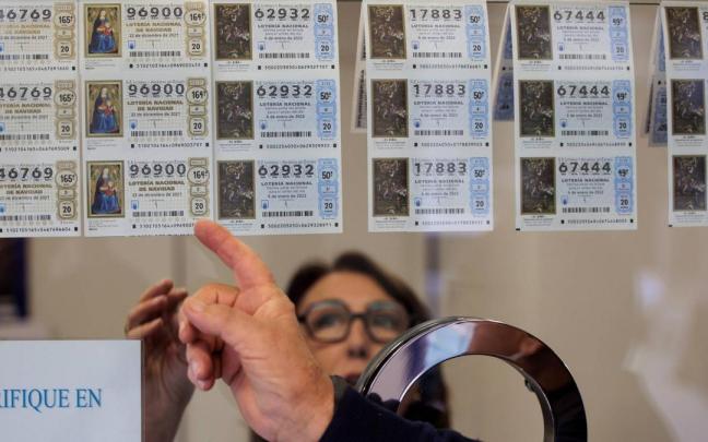 Decimos de la Lotería de Navidad a la venta en una administración.