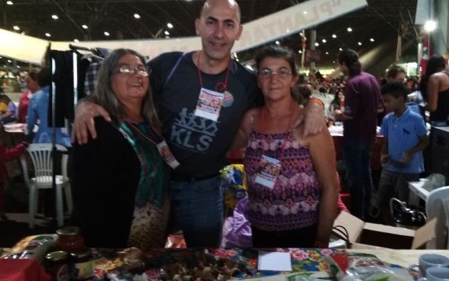 El cooperante bilbaino Natxo de Vicente junto a productoras de agricultura familiar en Brasil. El cooperante bilbaino Natxo de Vicente junto a productoras de agricultura familiar en Brasil.