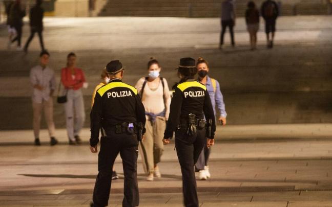 Dos agentes municipales patrullan por el centro de Vitoria.