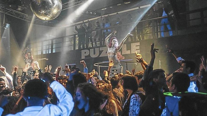 El ambiente en una de las discotecas de la serie.