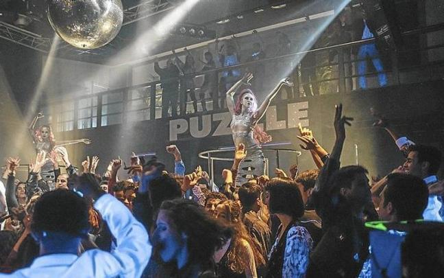 El ambiente en una de las discotecas de la serie.