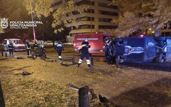 Imagen del veh&iacute;culo volcado