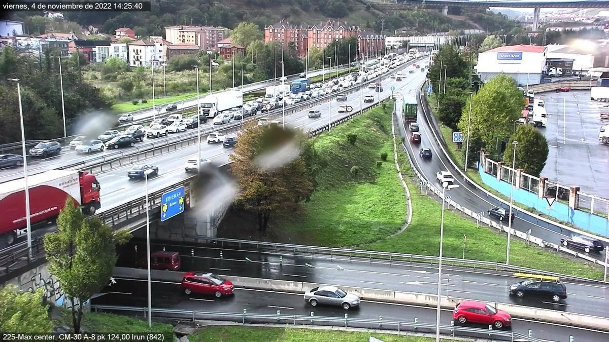 Imagen de las retenciones en la A8 por el accidente a la altura de Barakaldo