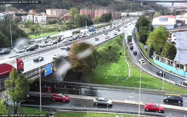 Imagen de las retenciones en la A8 por el accidente a la altura de Barakaldo