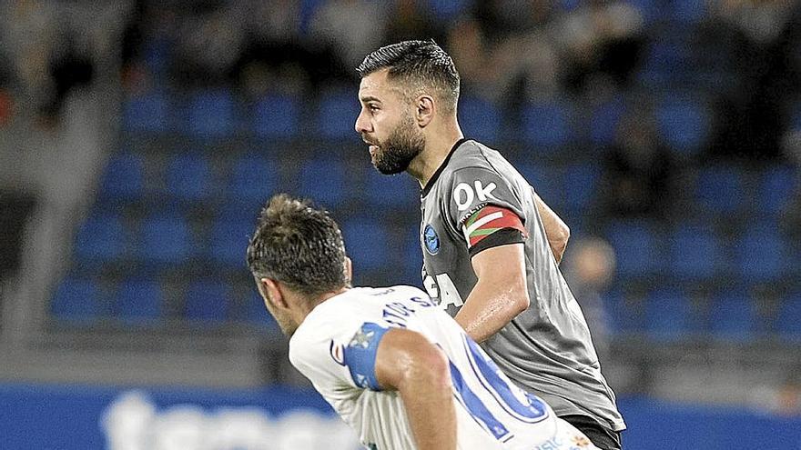 Duarte conduce el balón ante la oposición de Aitor Sanz. | FOTO: ÁREA 11