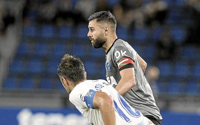 Duarte conduce el balón ante la oposición de Aitor Sanz. | FOTO: ÁREA 11 Duarte conduce el balón ante la oposición de Aitor Sanz. | FOTO: ÁREA 11