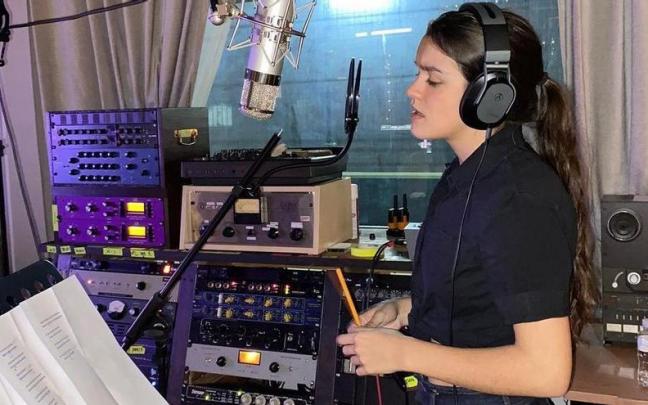 Amaia Romero, grabando la versión en japonés. Amaia Romero, grabando la versión en japonés.