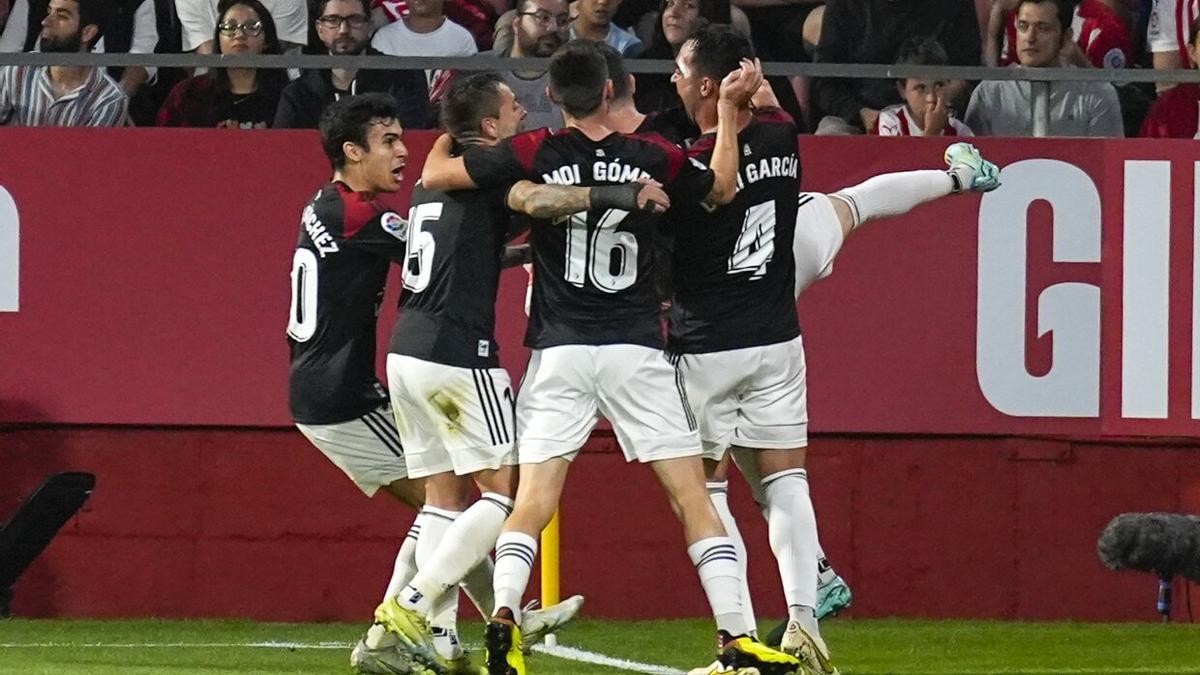 Los jugadores de Osasuna celebran el gol ante el Girona