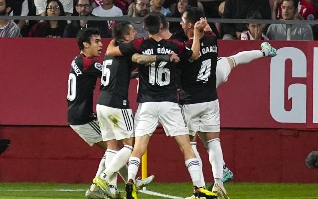 Los jugadores de Osasuna celebran el gol ante el Girona