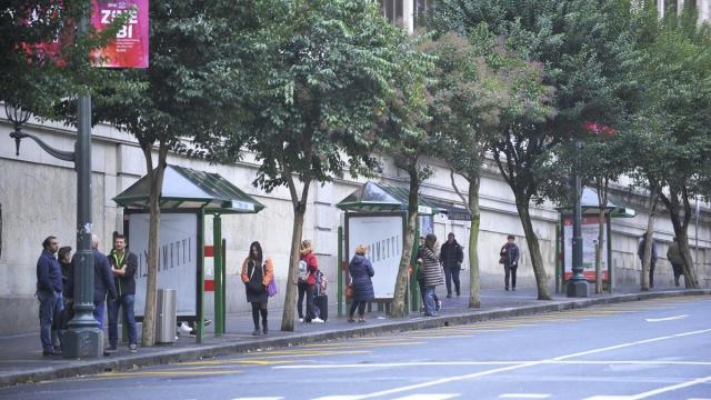 Usuarios de Bizkaibus esperando la llegada de una unidad en la parada.