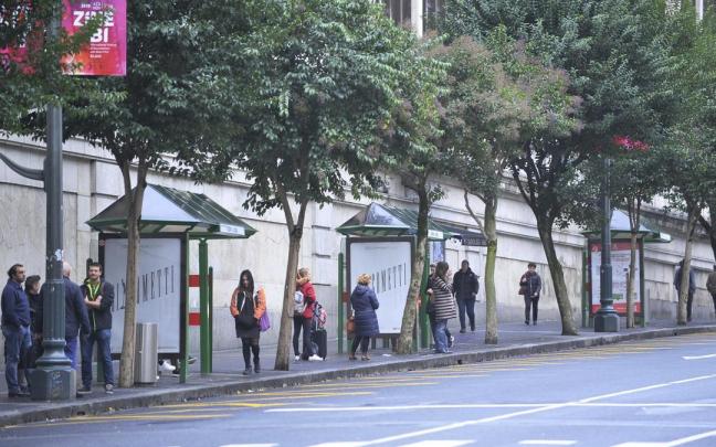 Usuarios de Bizkaibus esperando la llegada de una unidad en la parada.