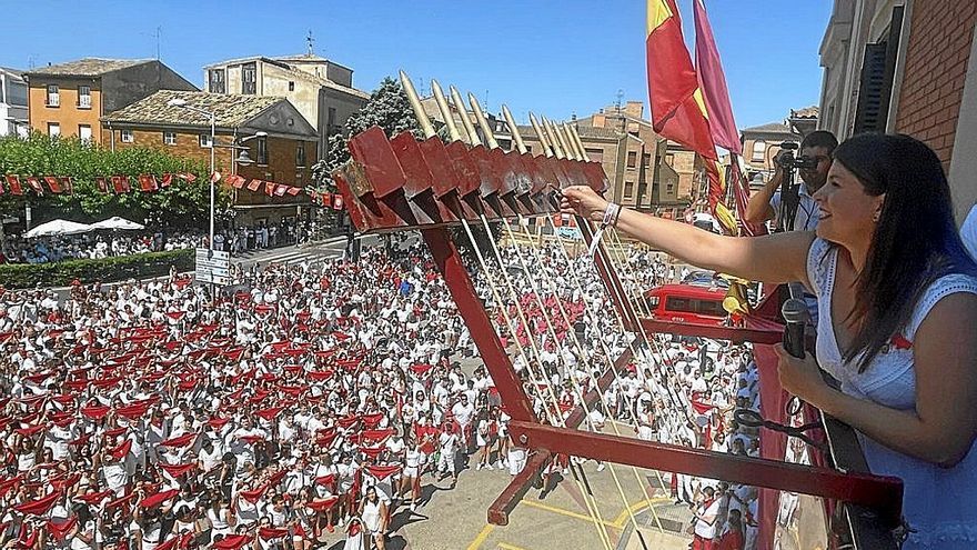 Lourdes San Miguel prendiendo la mecha del cohete.