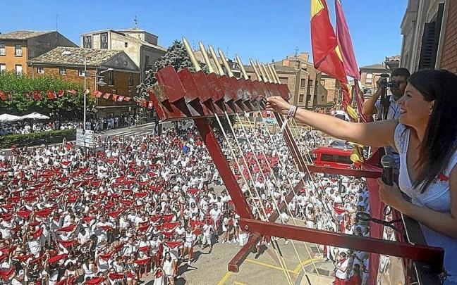Lourdes San Miguel prendiendo la mecha del cohete.