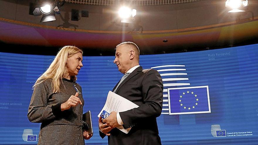 La comisaria europea de Energía, Kadri Simson, junto al ministro checo Jozef Sikela. | FOTO: EFE