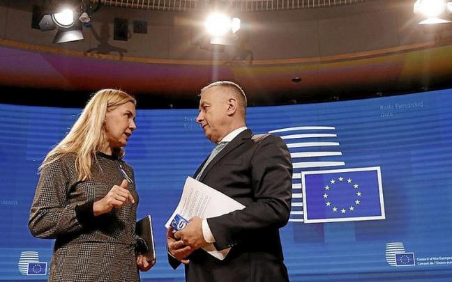 La comisaria europea de Energ&iacute;a, Kadri Simson, junto al ministro checo Jozef Sikela. | FOTO: EFE