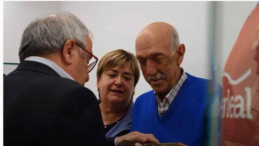 Osasuna recibe a los socios que devolvieron una cartera en El Sadar