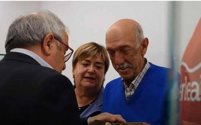 Osasuna recibe a los socios que devolvieron una cartera en El Sadar