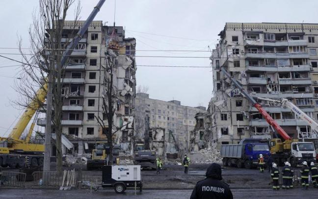 As&iacute; ha quedado el edificio de viviendas de Dnipro en el que impact&oacute; el misil.