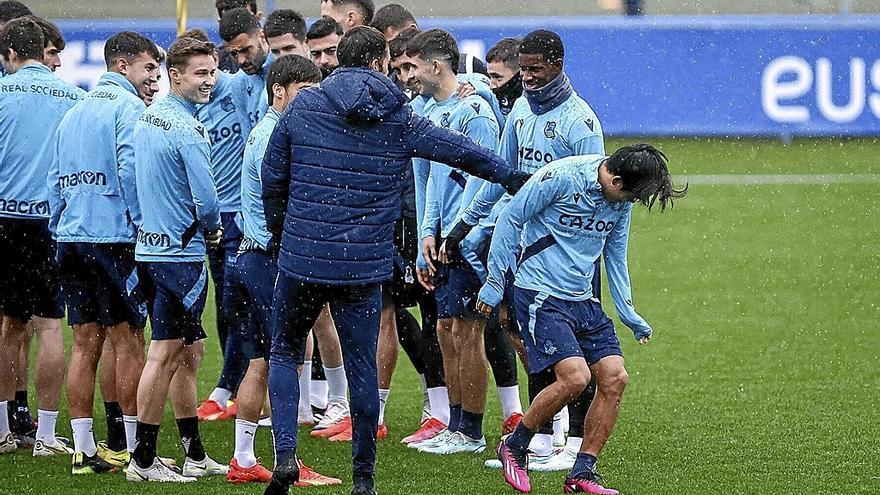 Kubo pasa por el pasillo realizado por los integrantes de la plantilla txuri-urdin, al comienzo de la sesión de ayer en Zubieta. | FOTO: REAL SOCIEDAD