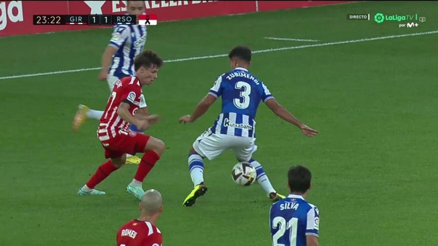 Obviamente, luego hay que meterla por la escuadra. Pero esa situación de uno contra dos parece hacer dudar al pivote realista, que llega unas centésimas tarde a la presión a Riquelme y se come el caño previo al golazo.