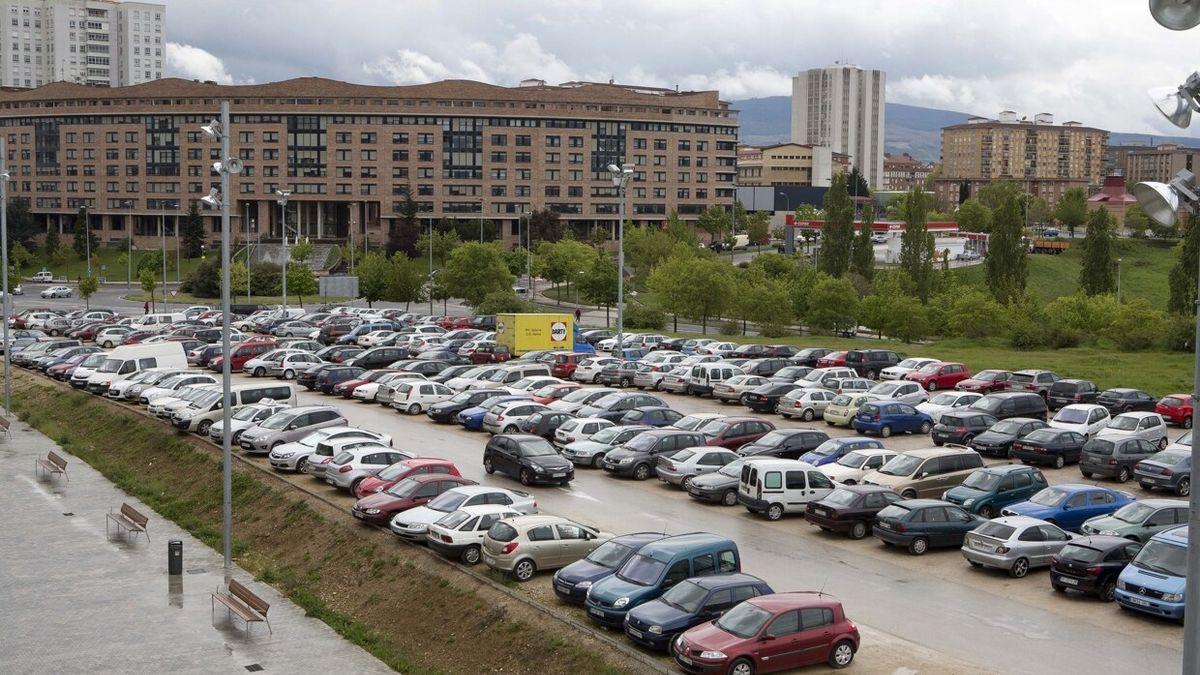 Vista del aparcamiento disuasorio y gratuito de Mendebaldea, junto a la Biblioteca.