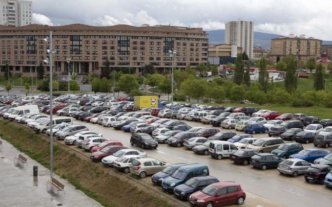 Vista del aparcamiento disuasorio y gratuito de Mendebaldea, junto a la Biblioteca.