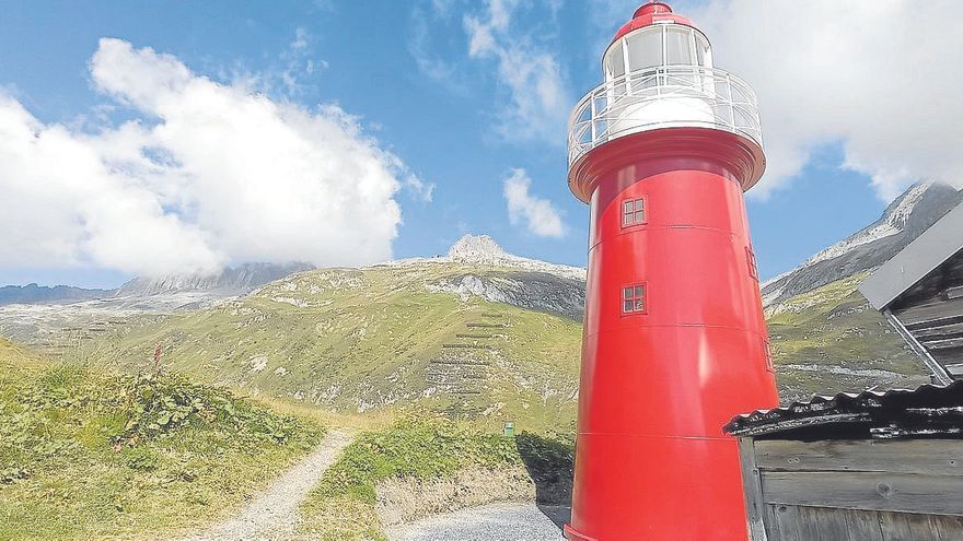 Oberalpass-eko itsasargi gorria, paisaia ederraren erdian.