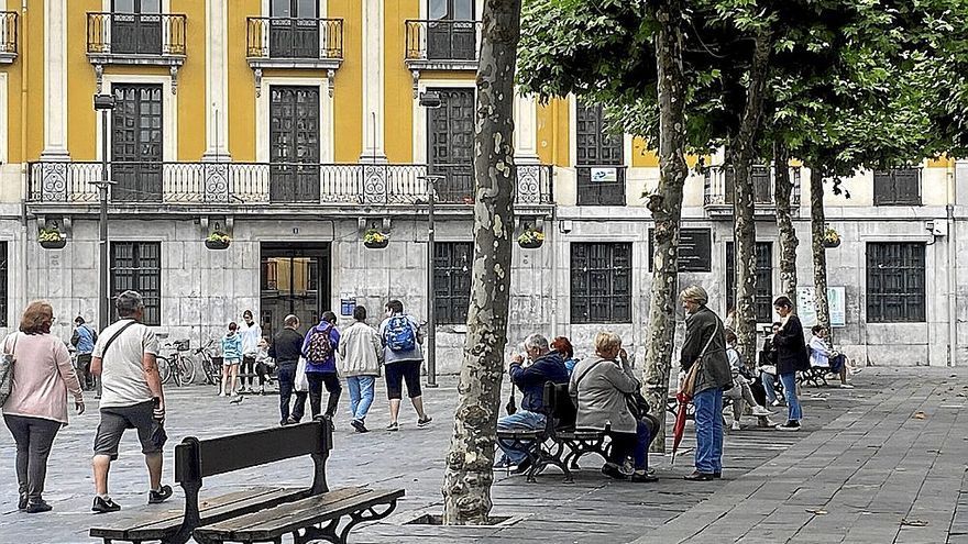 Personas en la plaza del Triángulo de Tolosa.