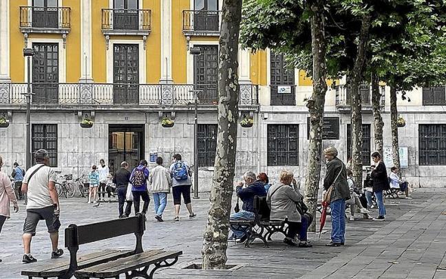 Personas en la plaza del Triángulo de Tolosa. Personas en la plaza del Triángulo de Tolosa.