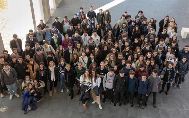 Estudiantes de Bachillerato y 4º de ESO que han participado en las Olimpiadas de Filosofía de la UN. Estudiantes de Bachillerato y 4º de ESO que han participado en las Olimpiadas de Filosofía de la UN.