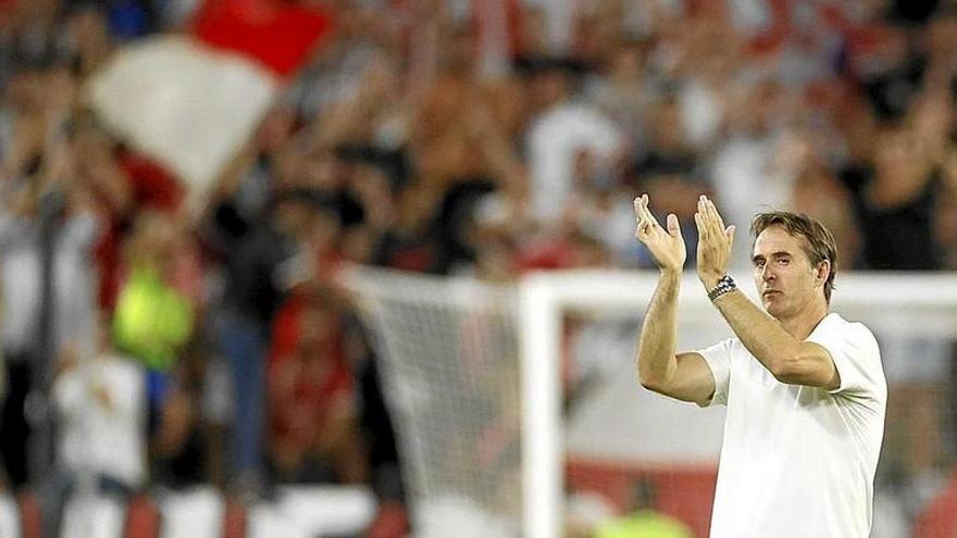 Lopetegui se despide de la afición, que le ovacionó al final del partido. | FOTO: JOSÉ MANUEL VIDAL (EFE)