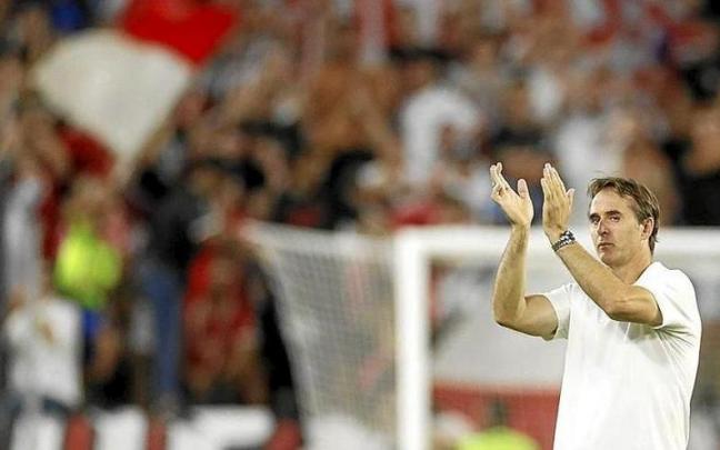 Lopetegui se despide de la afición, que le ovacionó al final del partido. | FOTO: JOSÉ MANUEL VIDAL (EFE) Lopetegui se despide de la afición, que le ovacionó al final del partido. | FOTO: JOSÉ MANUEL VIDAL (EFE)