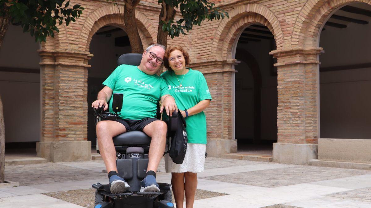 Ángel Álava, junto a su mujer Ana José Saso en el patio Castel-Ruiz del centro cultural de Tudela.