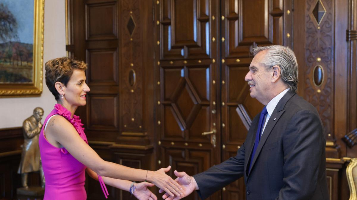 Alberto Fernández (d) recibe a la presidenta de Navarra, María Chivite, durante una reunión hoy, en Buenos Aires