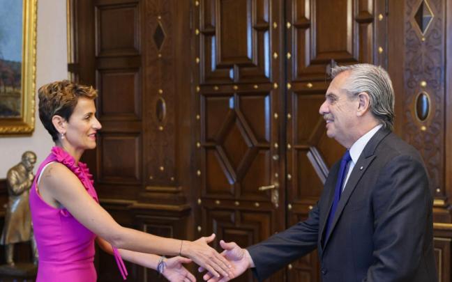 Alberto Fernández (d) recibe a la presidenta de Navarra, María Chivite, durante una reunión hoy, en Buenos Aires