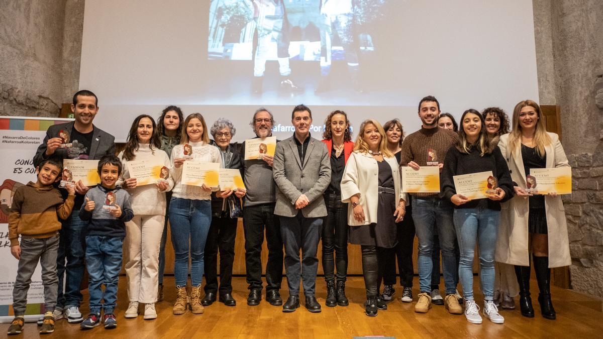 El consejero Eduardo Santos con Patricia Ruiz de Irizar, Idoia Saralegui y los premiados.