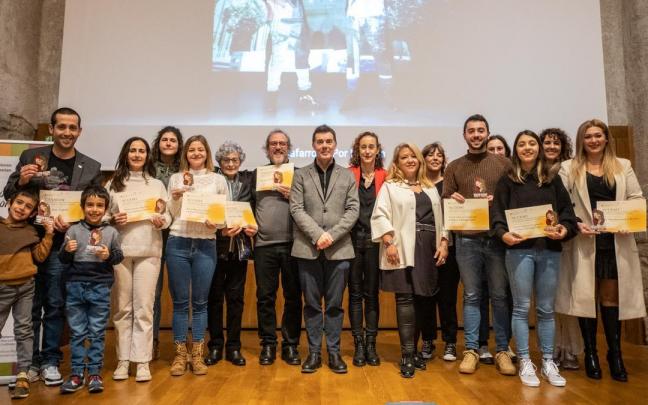 El consejero Eduardo Santos con Patricia Ruiz de Irizar, Idoia Saralegui y los premiados. El consejero Eduardo Santos con Patricia Ruiz de Irizar, Idoia Saralegui y los premiados.