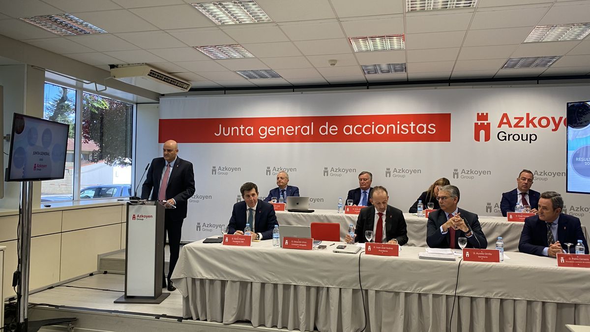 Eduardo Unzu, a la izquierda, durante su intervenci&oacute;n en la Junta de Accionistas de Azkoyen