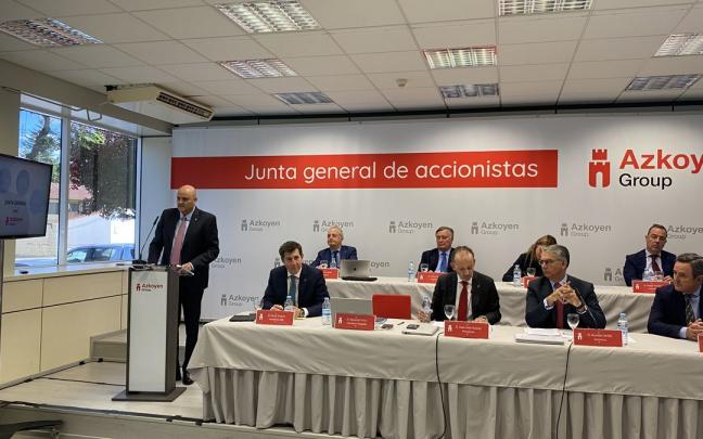 Eduardo Unzu, a la izquierda, durante su intervenci&oacute;n en la Junta de Accionistas de Azkoyen