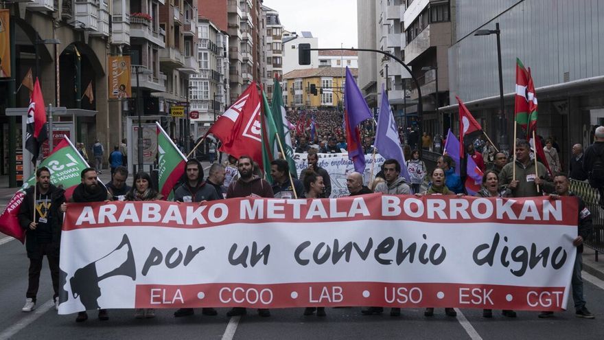 Cabecera de la manifestaci&oacute;n que este mediod&iacute;a ha recorrido el centro de Gasteiz.
